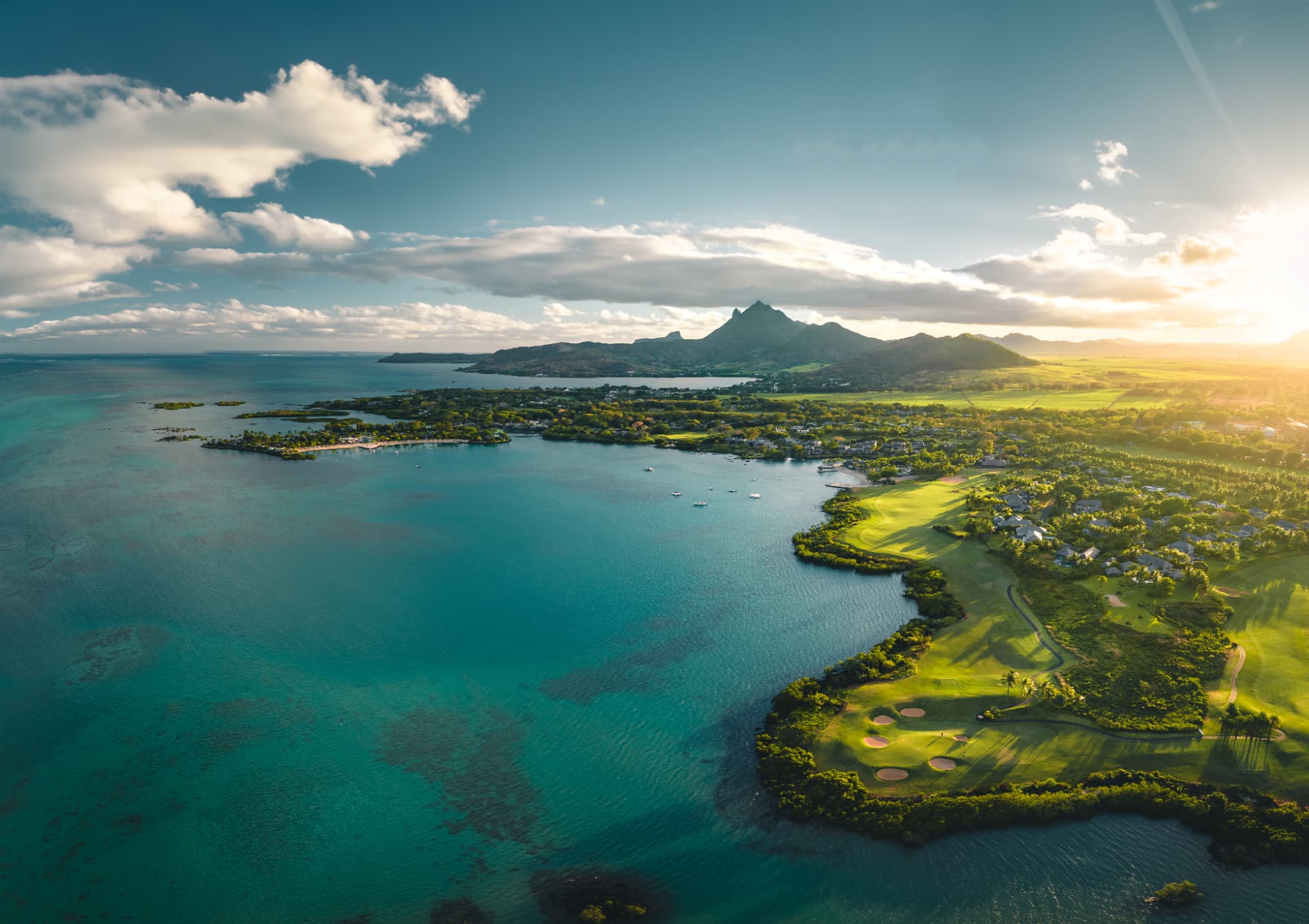 Anahita — coucher de soleil sur le lagon