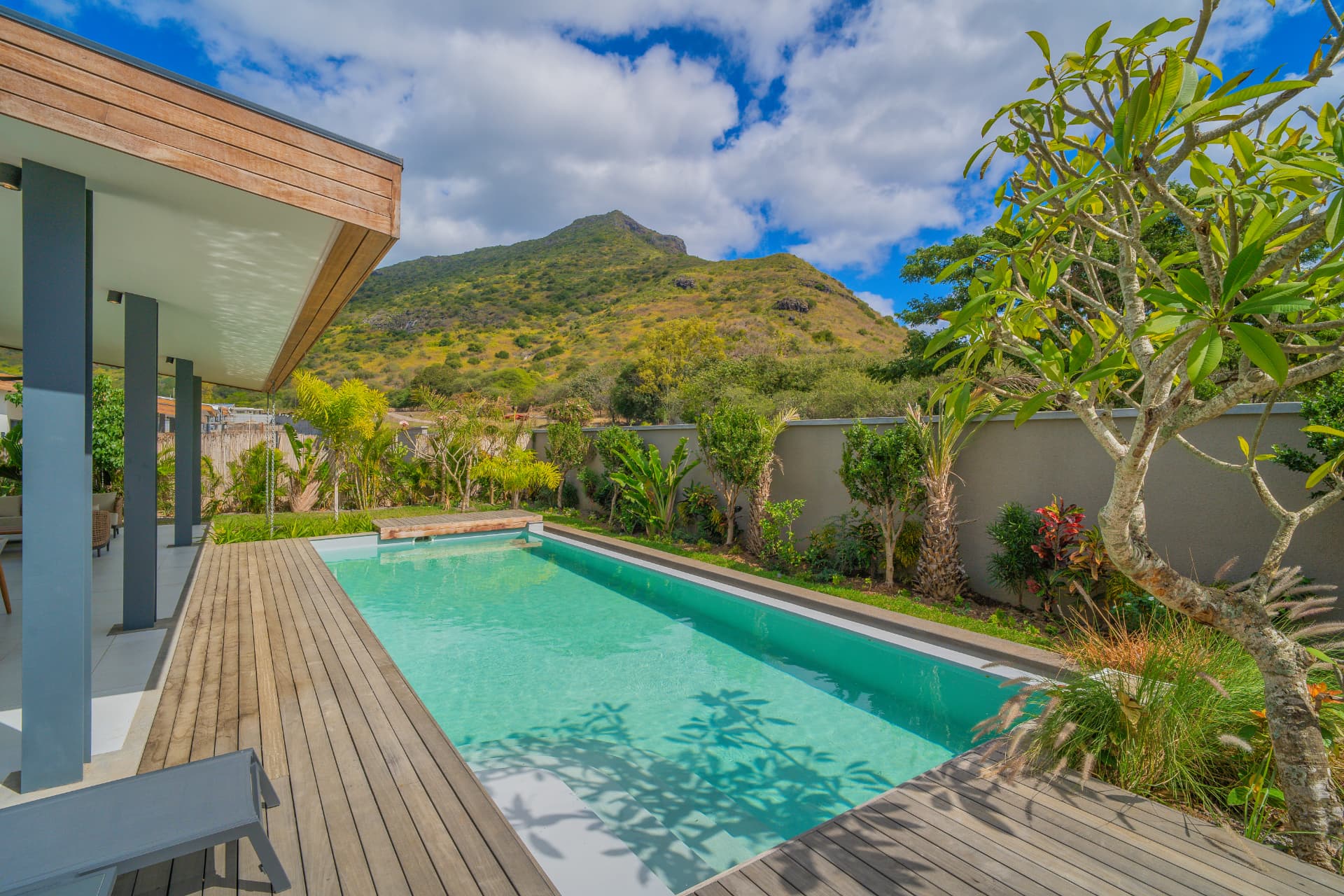 Ekô Savannah — piscine et vue sur la montagne
